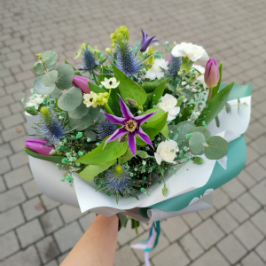 Bukiet kwiatów trzymany w dłoni