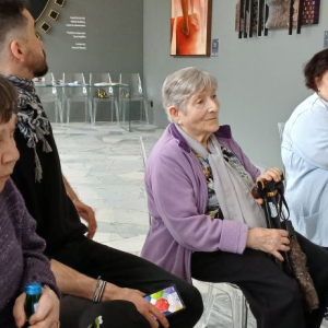 Mieszkanki zasłuchane w opowieść Przewodniczki