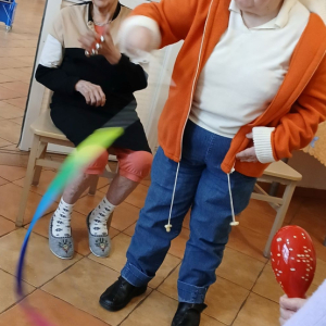 Mieszkanka tańczy z serpentyną