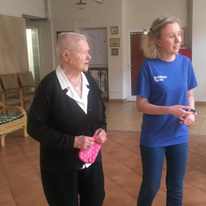 Seniorka spacerująca z wolontariuszką
