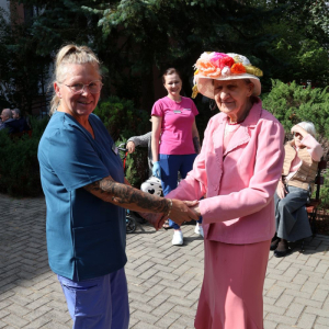 Mieszkanka w najpiękniejszej, różowej kreacji.JPG