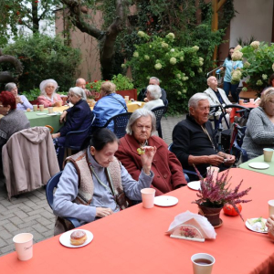 nasi Mieszkańcy i Goscie przy wspólnych stołach.JPG