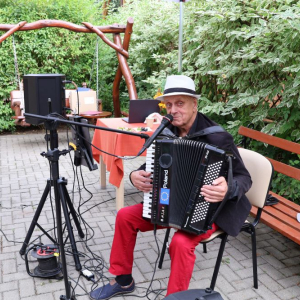 Jan Stokowski prowadzi imprezę.JPG