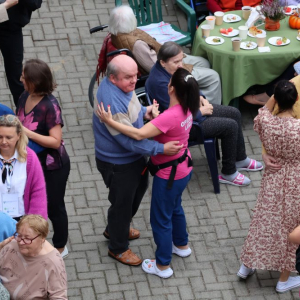 Pary tańczą w rytm walca.JPG