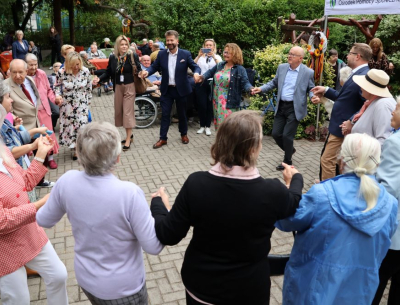 Goście i Mieszkańcy tańczą w kółeczku