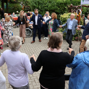 Goście i Mieszkańcy tańczą w kółeczku.JPG