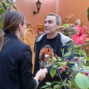 Pani Dyrektor wręcza dyplom Mieszkańcowi.jpg