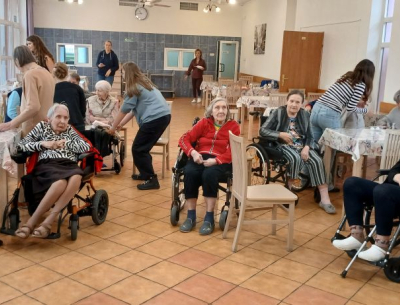 Mieszkańcy na spotkaniu w jadalni
