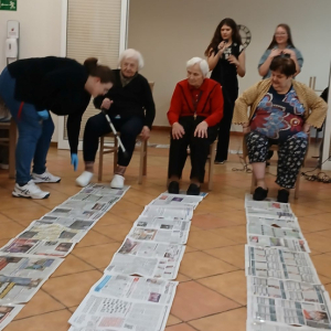 Mieszkanki w konkrencji - zwijanie gazety na czas.jpg