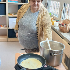 Mieszkanka stoi obok kuchenki.jpg