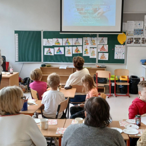 Uczniowie i Seniorzy spiewają piosenki.jpg
