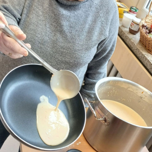 Mieszkanka nalewa ciasto na patelnię.jpg