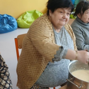Mieszkanki przygotowują ciasto naleśnikowe_.jpg