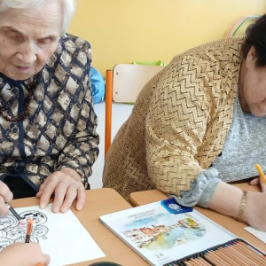 Mieszkanki wraz z Uczniami kolorują obrazki.jpg