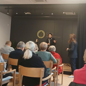 Na scenie Minister do spraw  Polityki Senioralnej.jpg