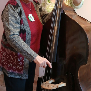 Mieszkanka stoi przy kontrabasie (2).jpg