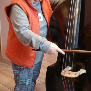 Mieszkanka stoi przy kontrabasie.jpg