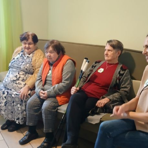 Panie siedzą na kanapie podczas próby wokalnej.jpg