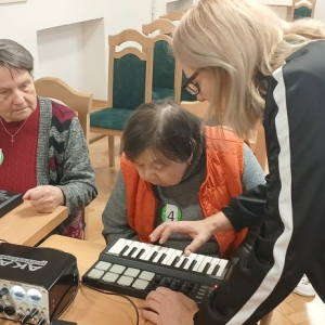 Panie przy instrumentach na których tworzą muzykę elektroniczną.jpg