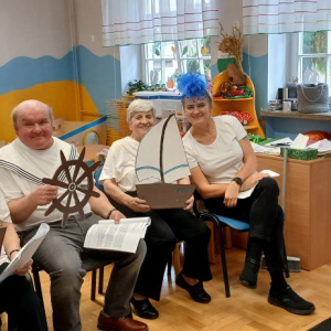 Seniorzy czytają bajkę o Kapitanie Bruno.jpg