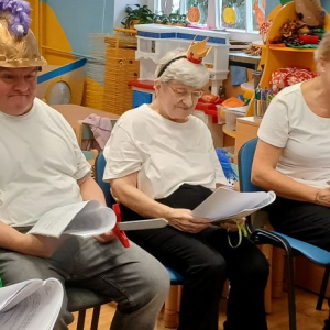 Seniorzy czytają bajkę o Rycerzu Leo.jpg