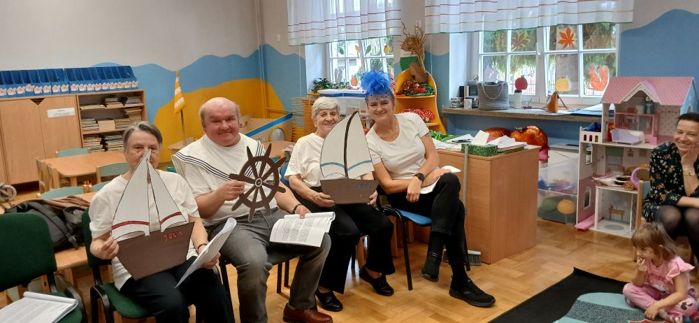 Seniorzy czytają bajkę o Kapitanie Bruno
