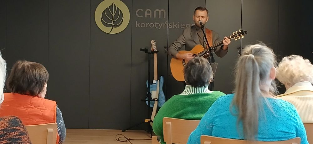 Mieszkańcy siedzą przy stoliku