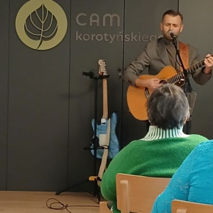 Mieszkańcy słuchają koncertu.jpg