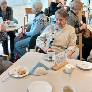 Mieszkańcy siedzą przy stoliku.jpg