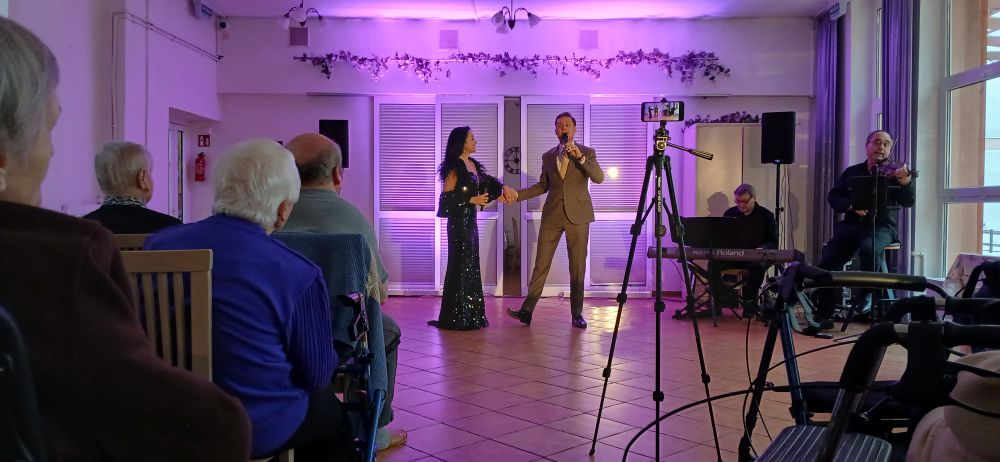 Artyści tańczą na scenie