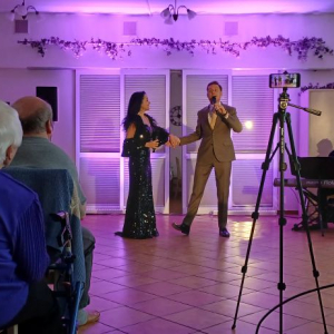 Artyści tańczą na scenie.jpg