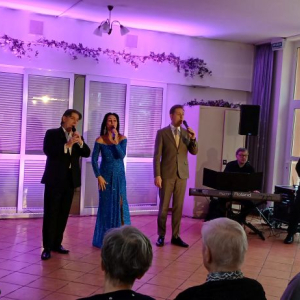 Troje Artystów śpiewa.jpg