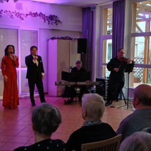 Pięcioro Artystów na scenie.jpg