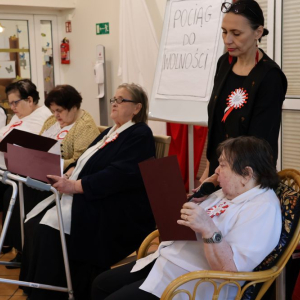 Grupa Teatralna czyta wiersze.JPG