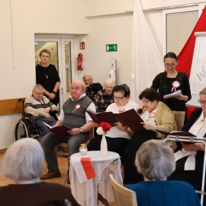 Mieszkańcy na scenie.JPG