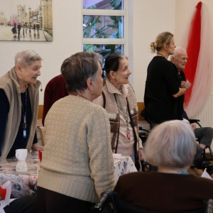 Mieszkańcy stoją do Hymnu.JPG