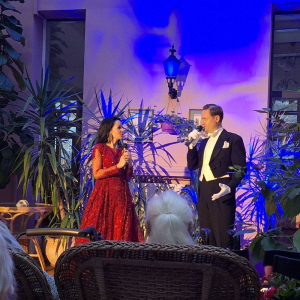 Duet na scenie śpiewa piosenkę.jpg