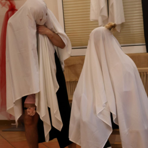 Na scenie postacie przebrane za duchy.JPG