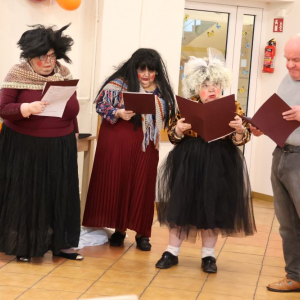 Mieszkańcy na scenie śpiewają piosenkę.JPG