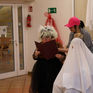 Na scenie osoby przebrane za ducha i Babę Jagę.JPG