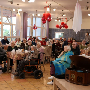 Mieszkańcy oglądają występ.JPG