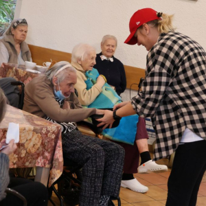 Mieszkańcy losują wróżby.JPG