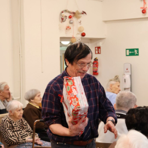 zadowolony Mieszkaniec z prezentem.JPG