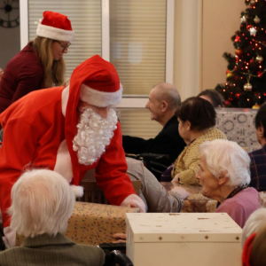 Mikołaj rozdaje prezenty.JPG