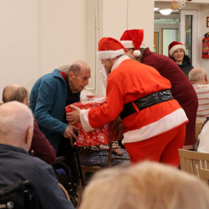 Mieszkaniec otrzymuje ogromną paczkę.JPG
