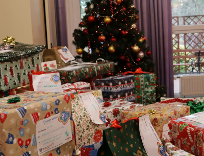 Góra prezentów pod choinką