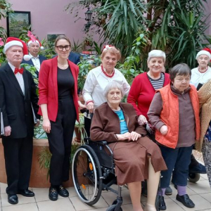 Zespół i Mieszkańcy DPS przy fontannie.jpg