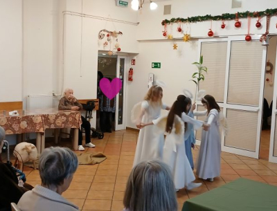 Dzieci jako Aniołki tańczą na scenie