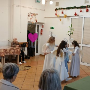 Dzieci jako Aniołki tańczą na scenie.jpg