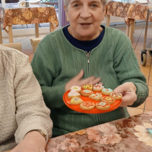 Mieszkanka prezentuje wykonane przez siebie pierniczki.jpg